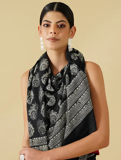 Monochrome Cotton Paisely Saree